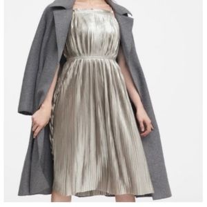 NWT Banana Republic Dress in silver/gray. Size 4.